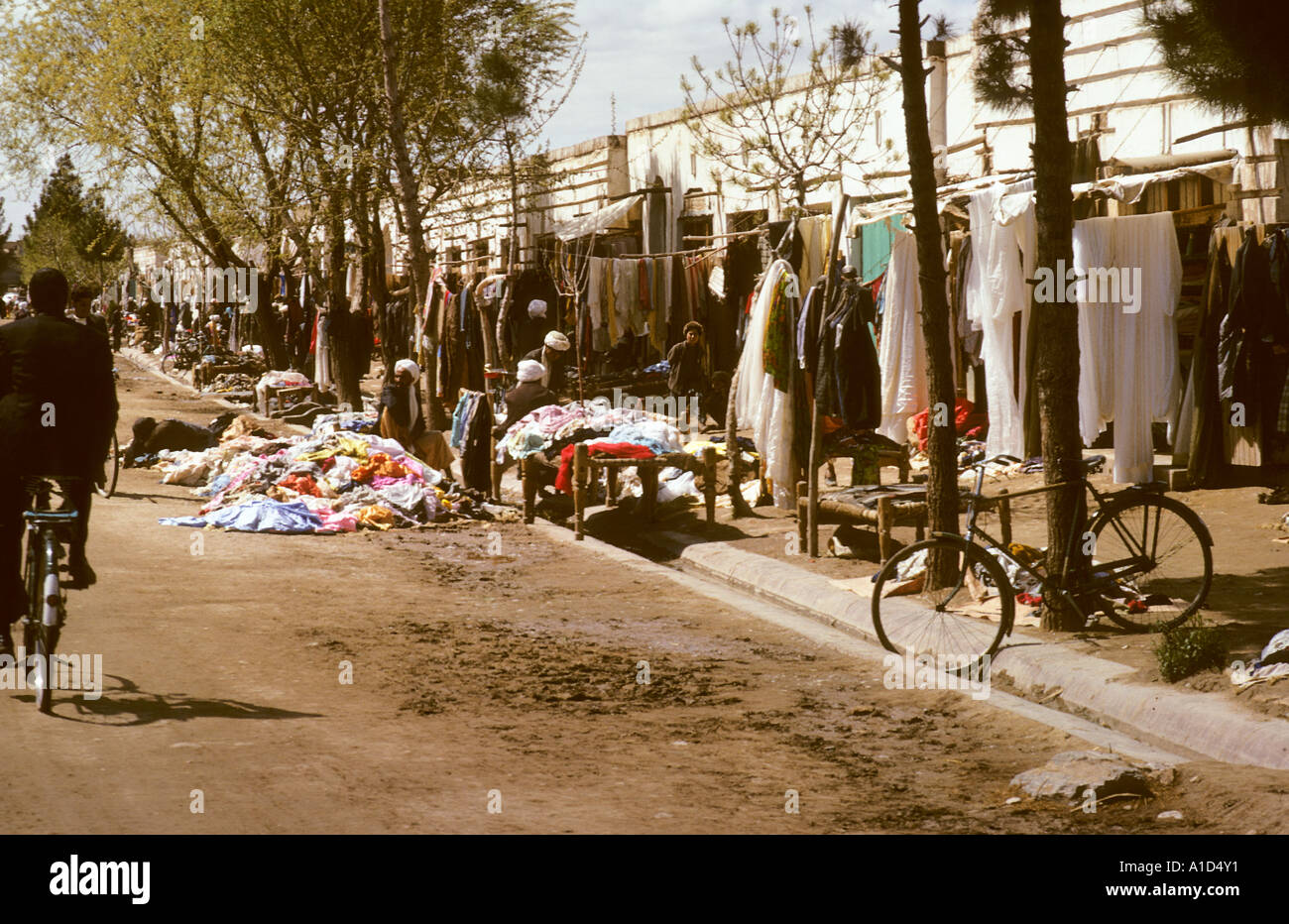 Shop Schlamm schlammigen Straßenkleidung Kleidungsstücke Rag Handel Stockfoto