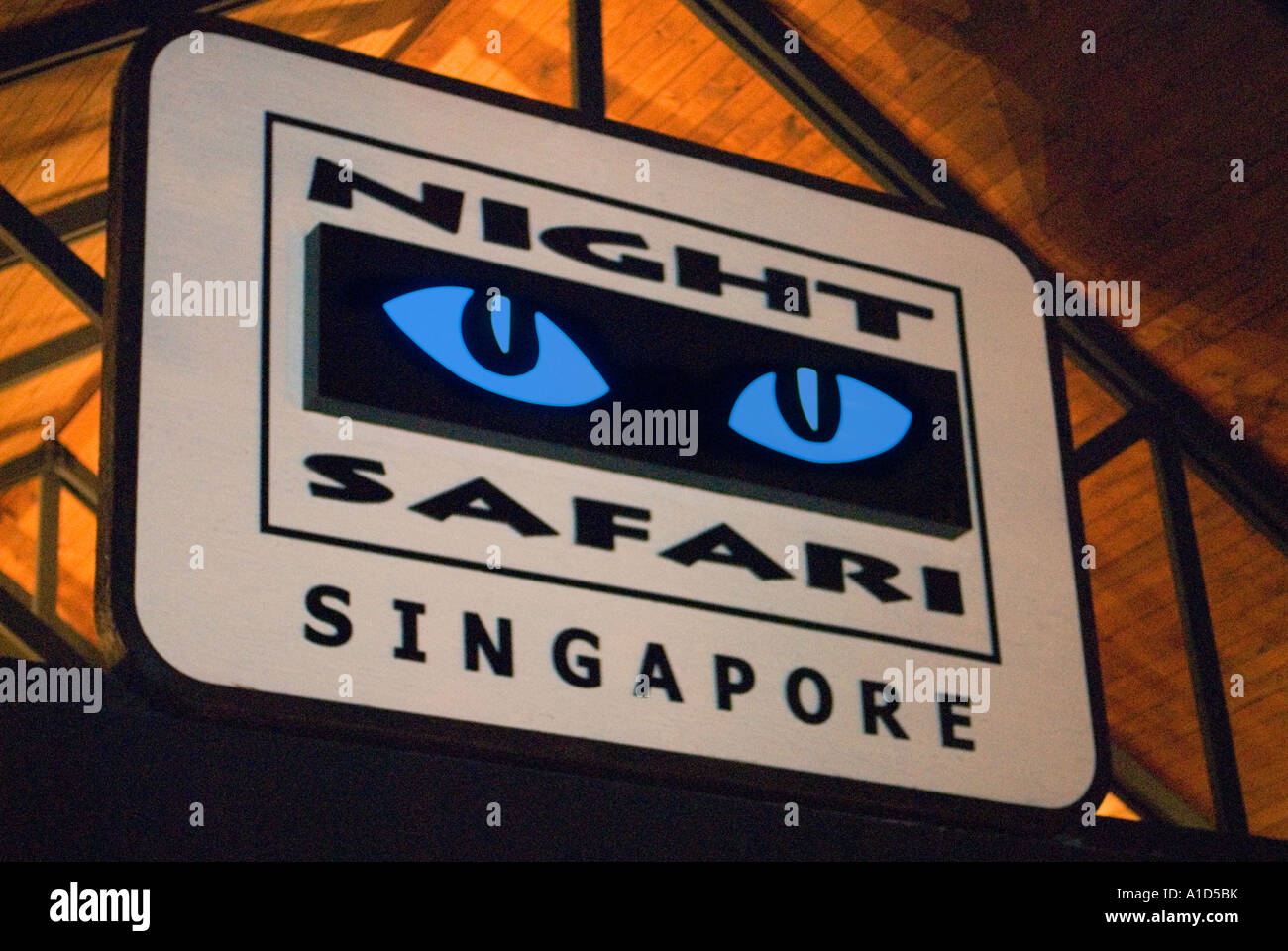 Das Singapur NIGHT SAFARI ZOO Schild willkommen Eingang Auge Gesicht blaues Schild Logo leuchtende Werbung Stockfoto