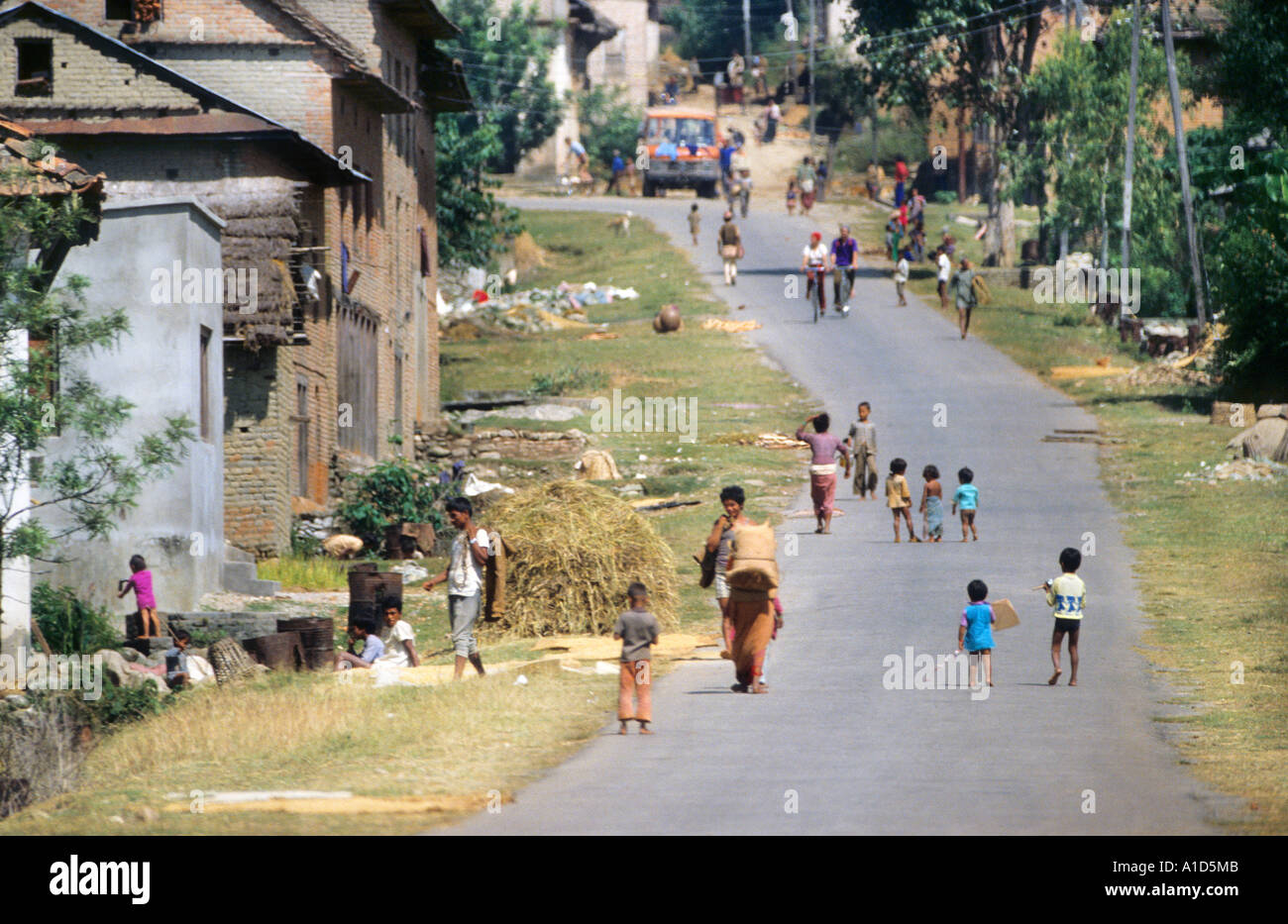 Straße Straße Vorort Outskirt Metall Asphalt Kathmandu Nepal Asien Passanten Kind Kinder Frau Mutter Grass Rande-Haus home Stockfoto