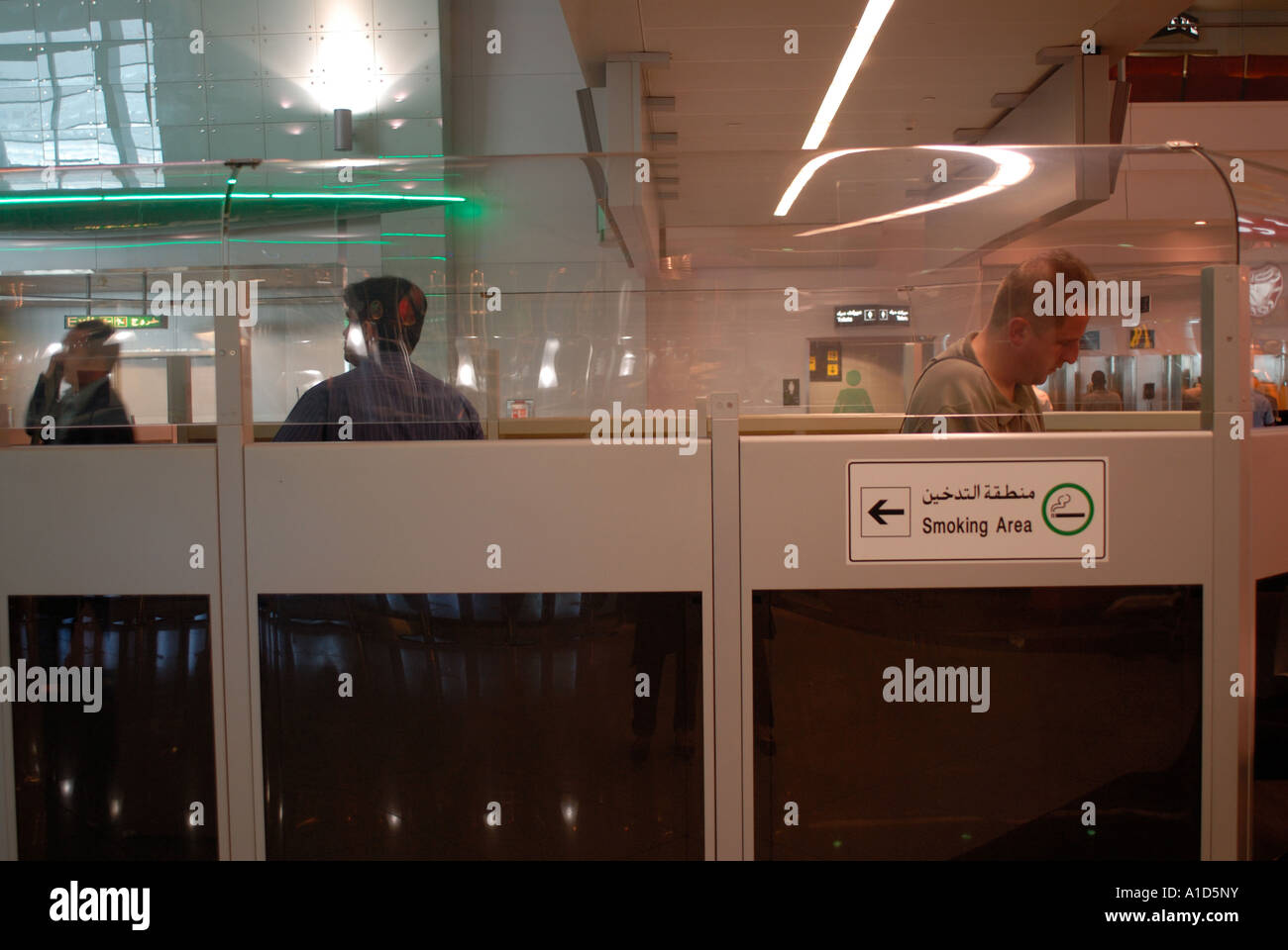 Airport smoking Fotos und Bildmaterial in hoher Auflösung Alamy