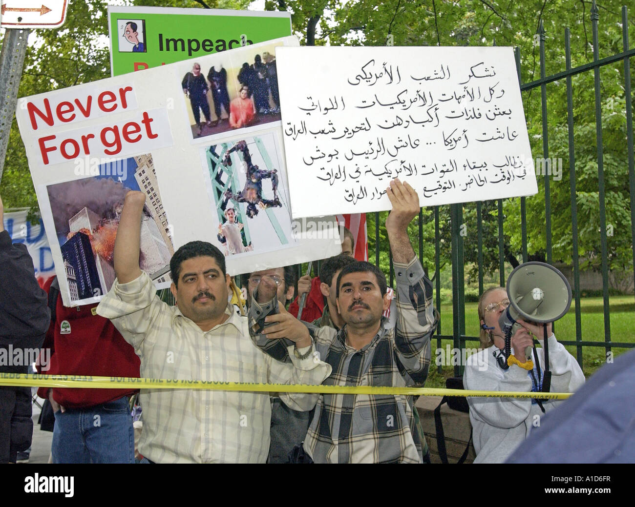 Irakische Opfer von Sadam Hussan Protest gegen die Wahrheit sprechen, macht Rallye Rumsfeld s Haus in Washington. Stockfoto Irakische Opfer von Sadam Hussan Protest gegen die Wahrheit sprechen, macht Rallye Rumsfeld s Haus in Washington. Stockfoto