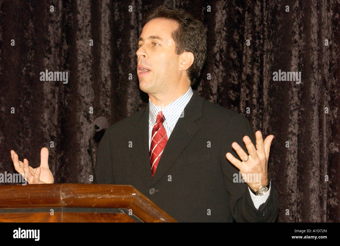 Komiker Jerry Seinfeld spricht während einer Zeremonie. Stockfoto