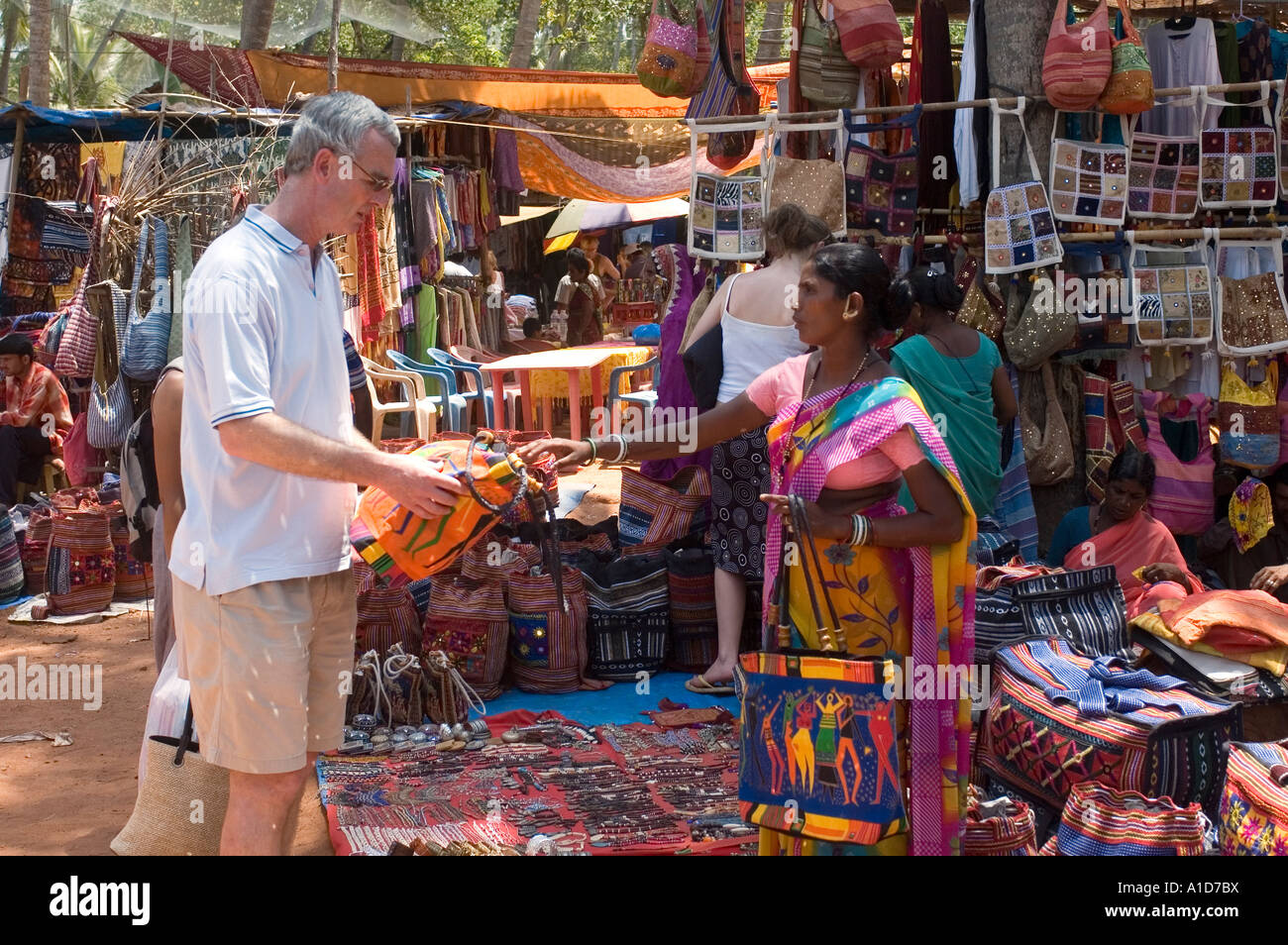 Menschen am Mittwoch Flohmarkt in Anjuna Goa Indien. Stockfoto