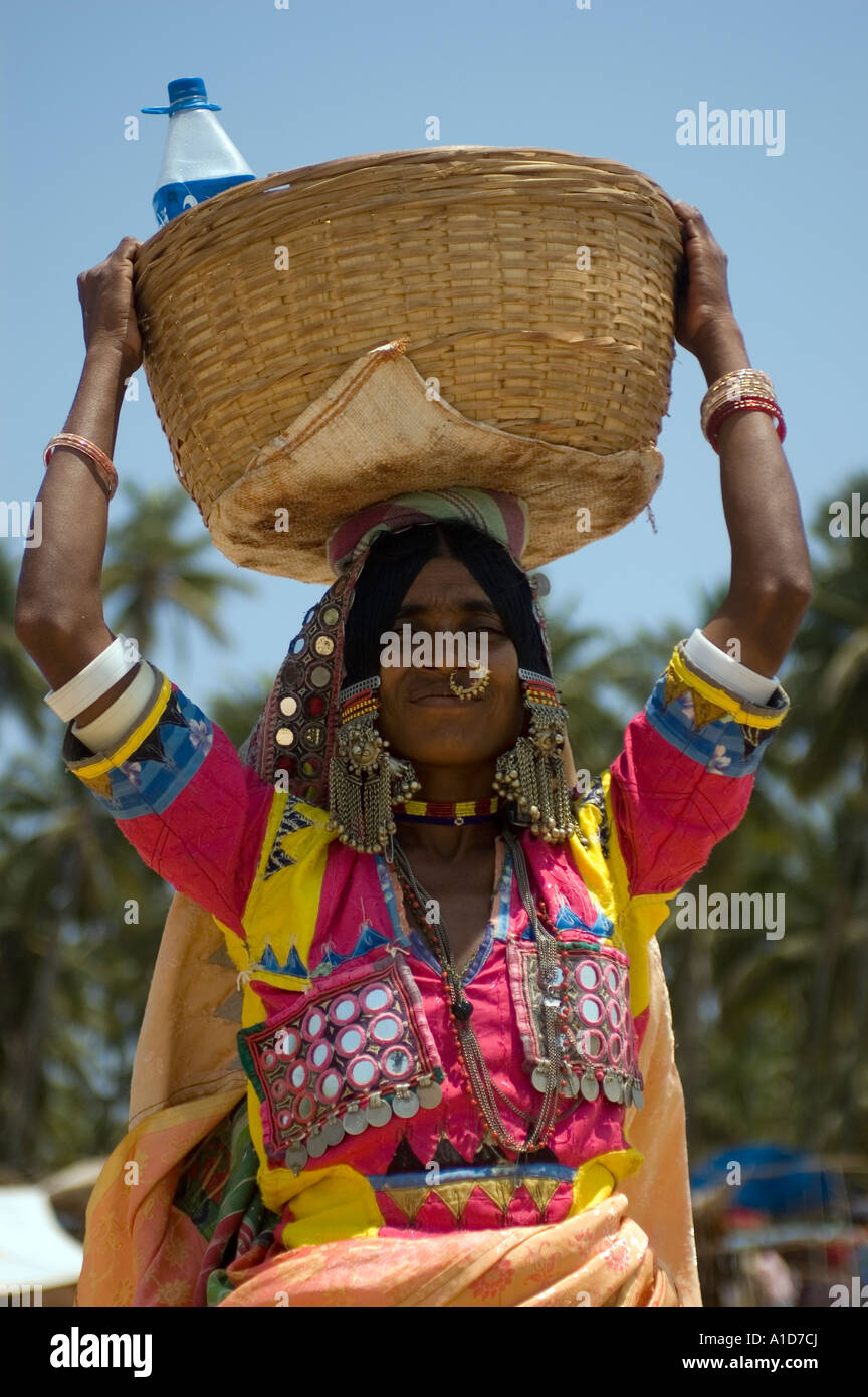 Menschen am Mittwoch Flohmarkt in Anjuna Goa Indien. Stockfoto