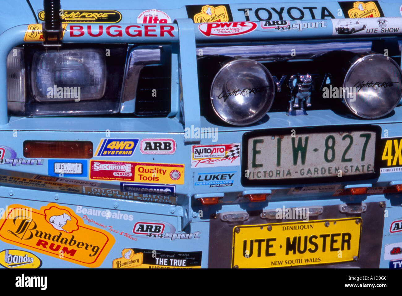 Frontstoßstange von einem australischen Ute (Nutzfahrzeug) mit amtlichen Kennzeichen, spot Lampen und Fahrer Auto im Zusammenhang mit Aufkleber und Stockfoto