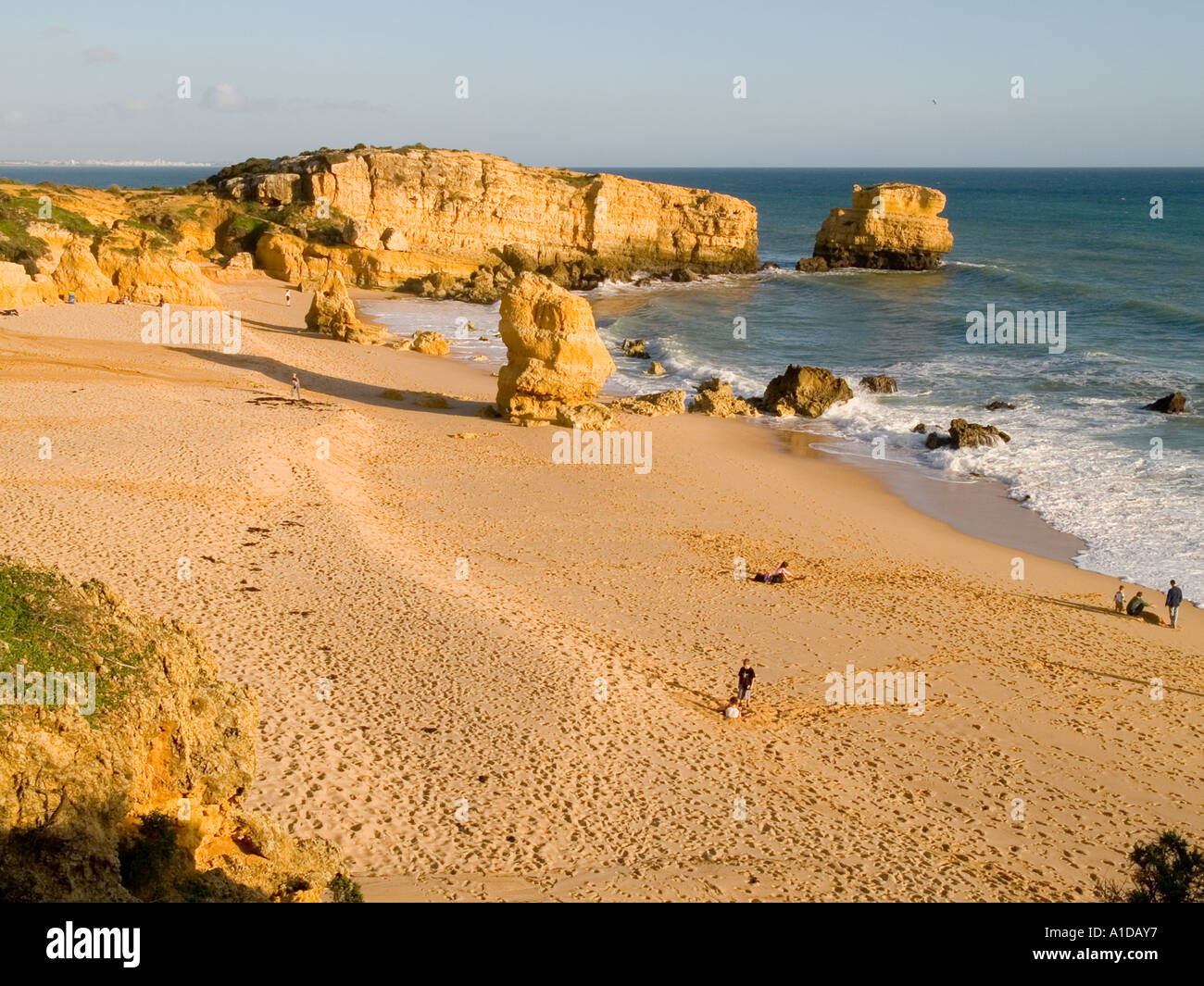 Abendlicht am schönen Felsformationen am Strand São Rafael etwa 2km westlich von Albufeira-Algarve-Portugal Stockfoto