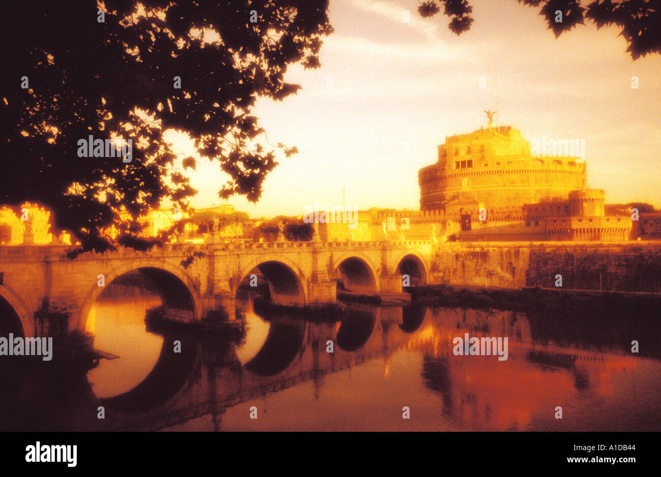 Italien Rom Castel Sant Angelo und Ponte San Angelo reflektiert in den Tiber bei Sonnenaufgang Stockfoto