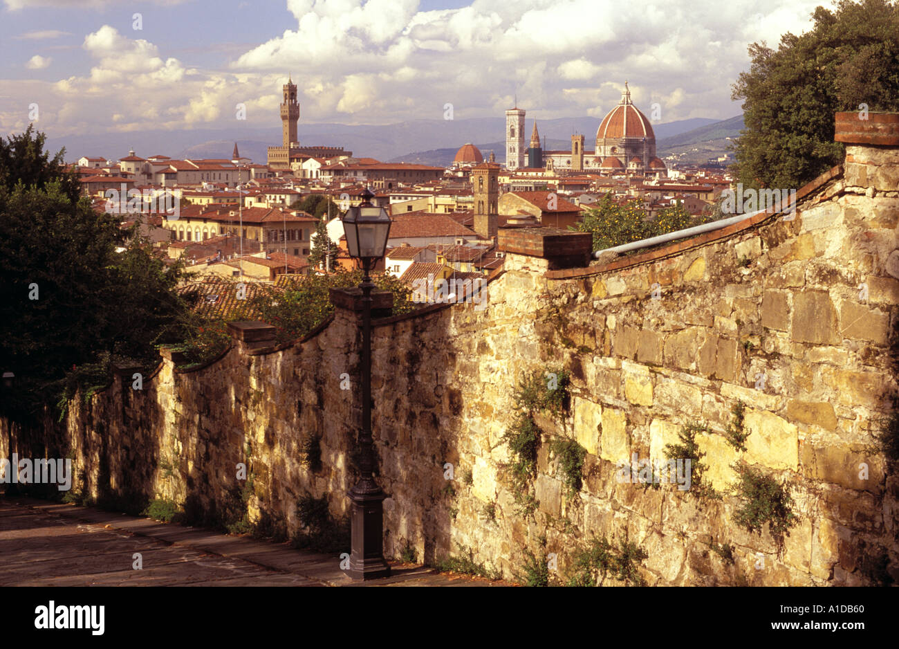 Italien Florenz alten Steinmauer und Blick auf die Stadt warme körnigen look Stockfoto