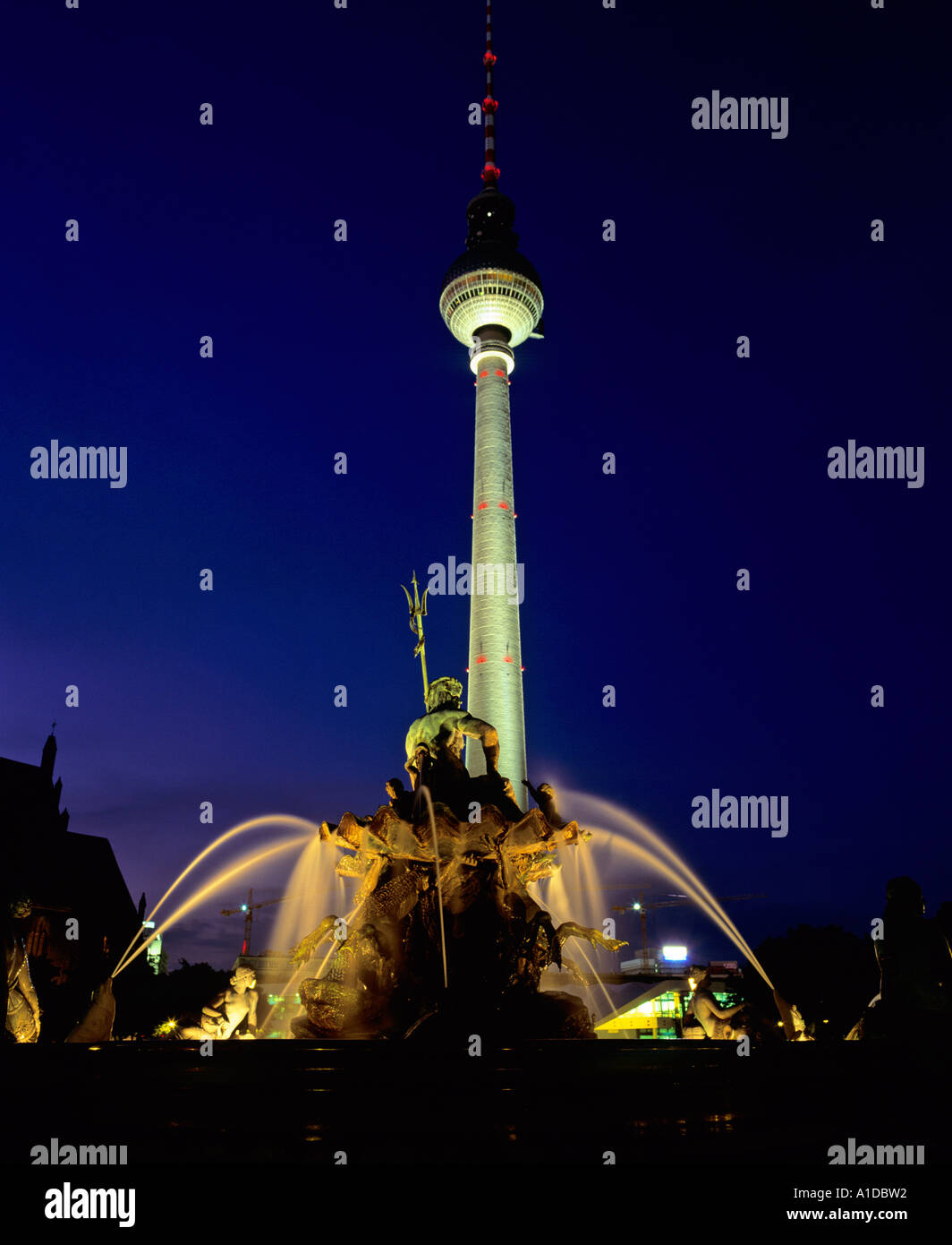 Neptun-Brunnen und 365 Meter hohen Fernsehturm Aussichtsplattform in 203m AlexPlatz Berlin Deutschland Mitteleuropa Stockfoto Neptun-Brunnen und 365 Meter hohen Fernsehturm Aussichtsplattform in 203m AlexPlatz Berlin Deutschland Mitteleuropa Stockfoto