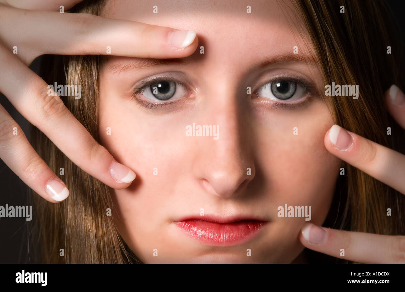 Hübsches kaukasischen Teen Mädchen (1416) Closeup mit Fingern auf Gesicht Stockfotografie Alamy