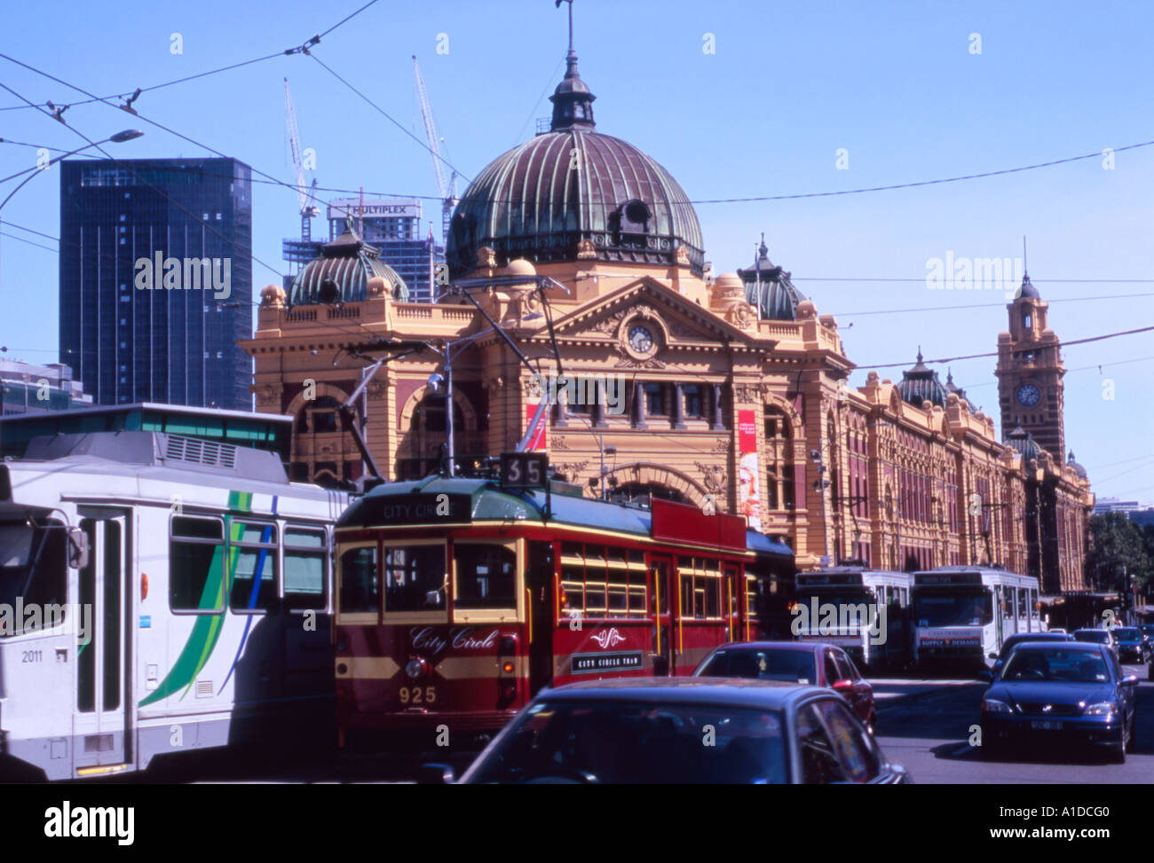 Bahnhof Flinders Street, Melbourne mit Straßenbahn Vordergrund Stockfoto