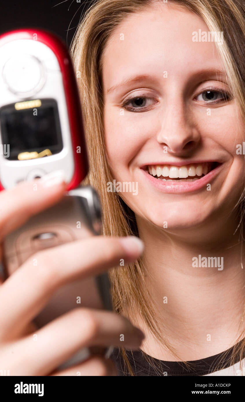 Nahaufnahme des kaukasischen Teenager-Mädchen (14-16) Einwahl auf Zelle Telefonnummer Stockfoto