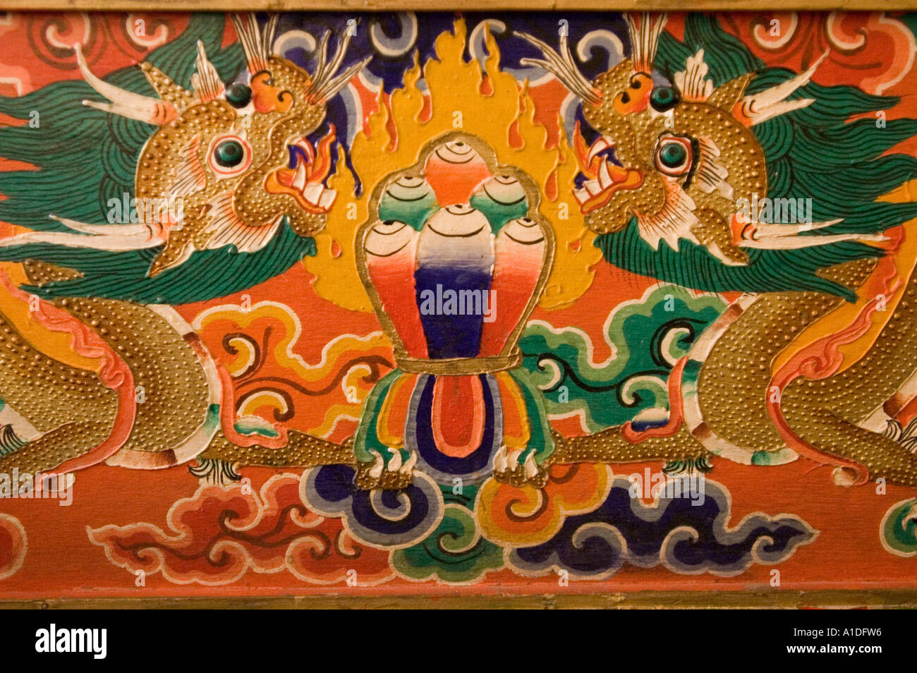 Zwei Drachenköpfe und kostbares Juwel des Dharma traditionelle tibetische Holzschnitzereien Stockfoto