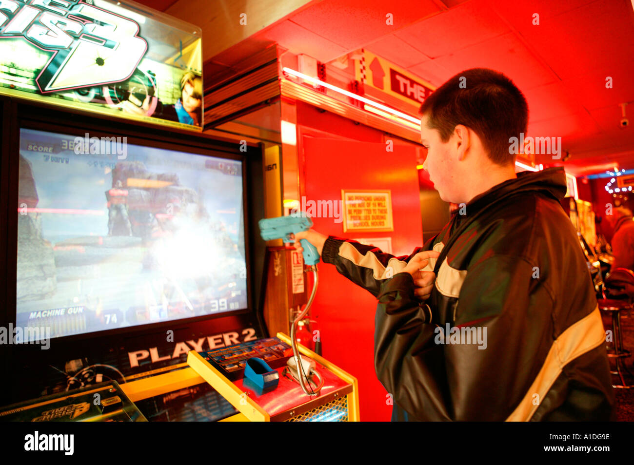 Junge auf Video-Spiel im Arcade Stockfoto