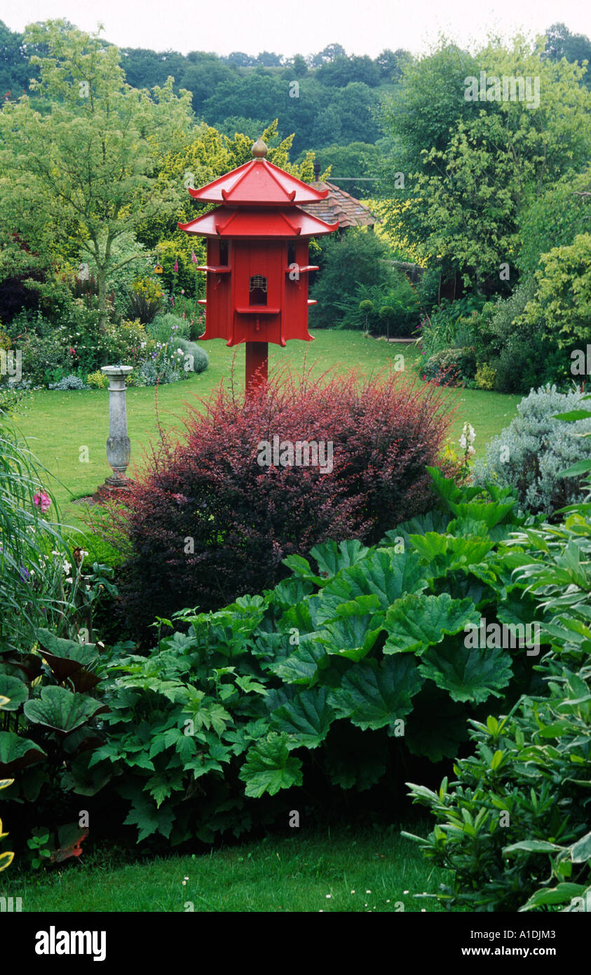 Gartenstatue aus Holz Taubenschlag im großen Garten Stockfotografie Alamy