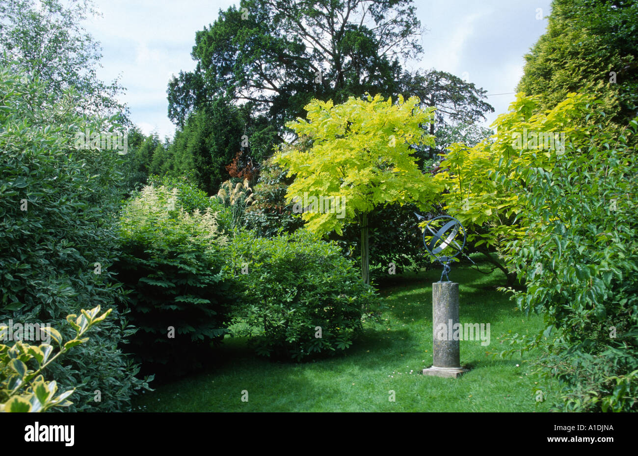 Gartenstatue Armillarsphäre auf Betonsockel im großen Garten Stockfoto