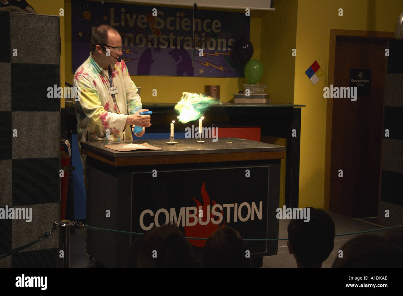 Mann gibt Demonstration der Verbrennung bei Pacific Science Center Seattle Center Seattle Washington Stockfoto