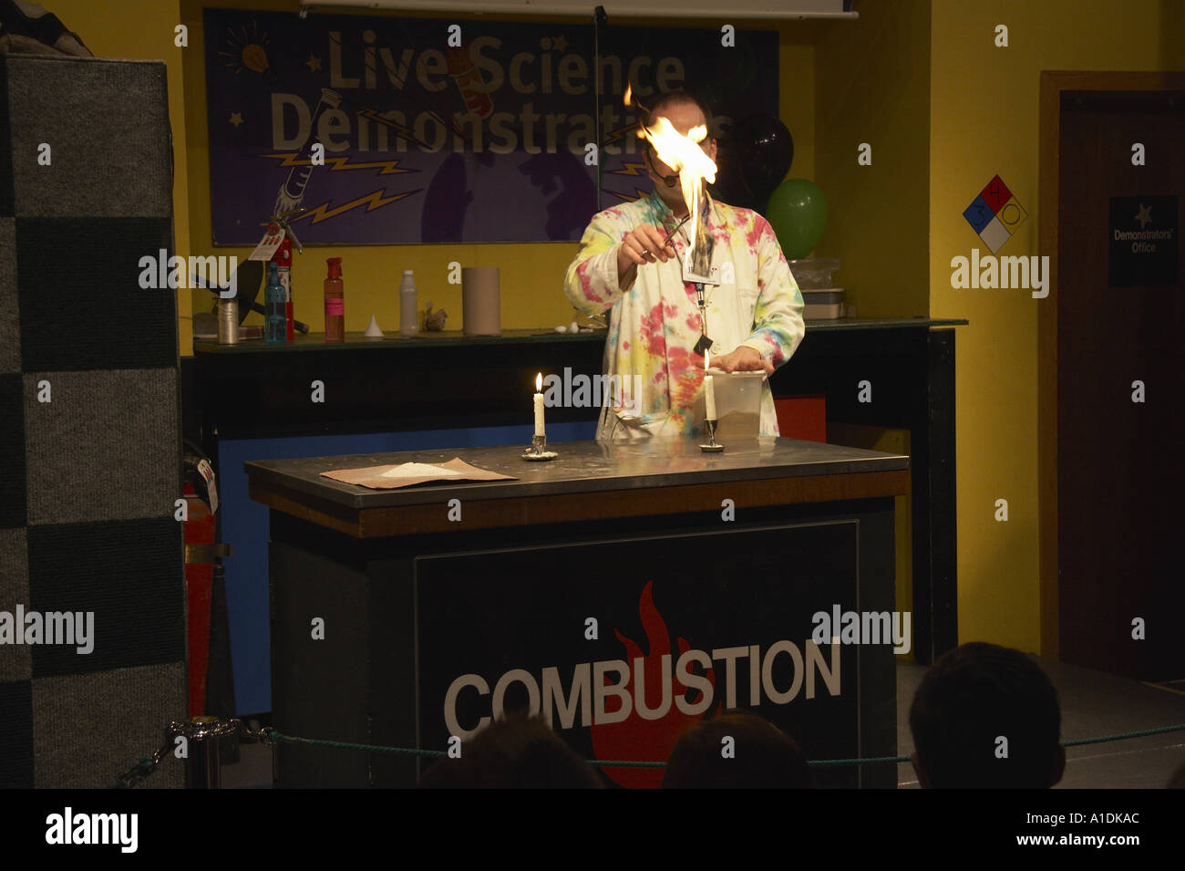 Mann gibt Demonstration der Verbrennung bei Pacific Science Center Seattle Center Seattle Washington Stockfoto