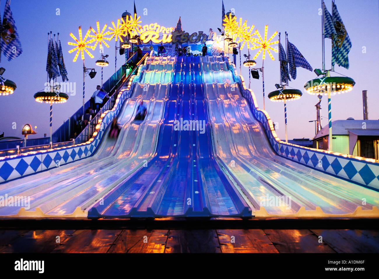 Deutschland, München, Oktoberfest, Fun Slide in der Nacht Stockfoto