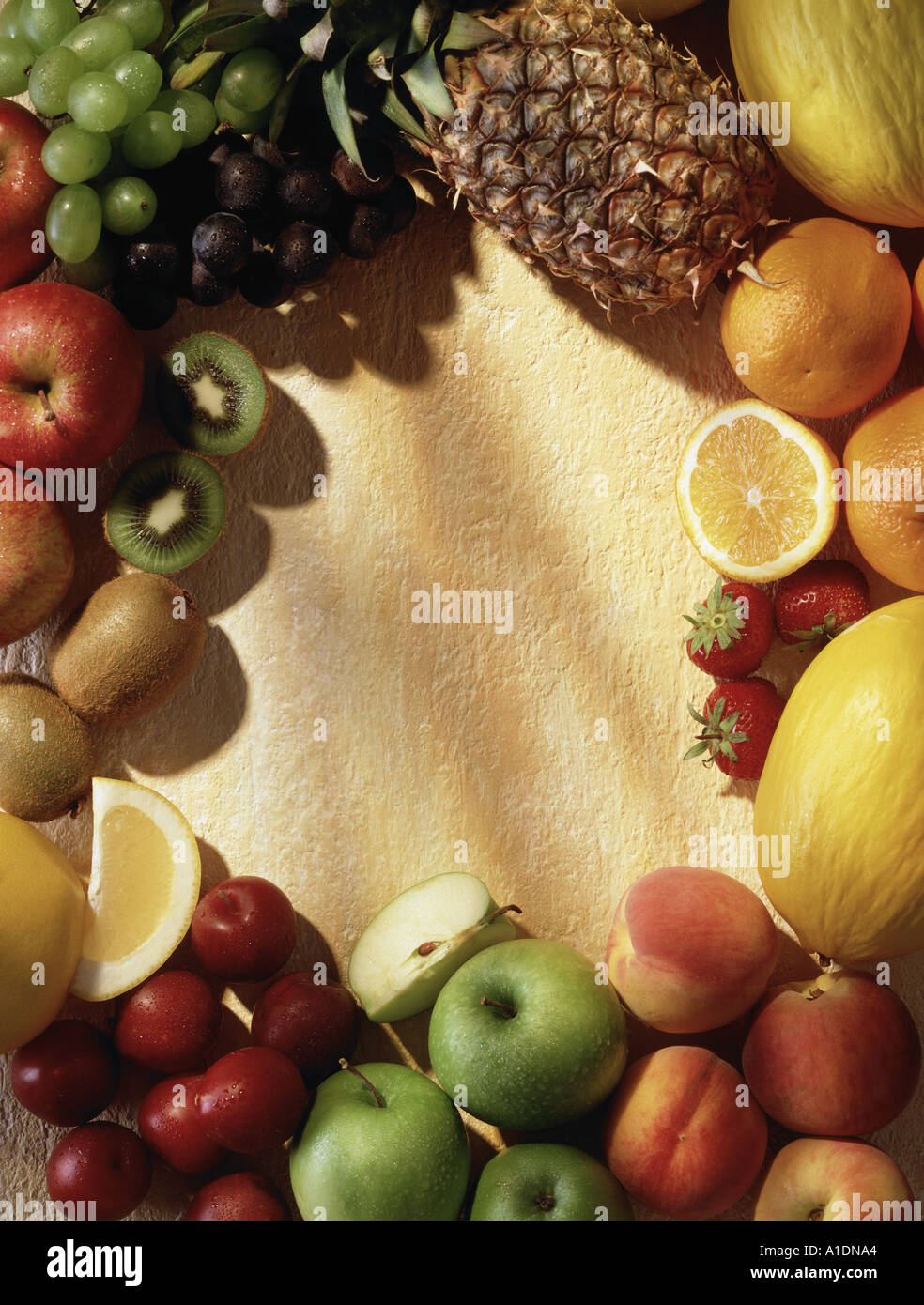 Stillleben mit Obst geschossen über Kopf auf einem strukturierten Hintergrund original Schuss auf 5 x 4 trans Stockfoto