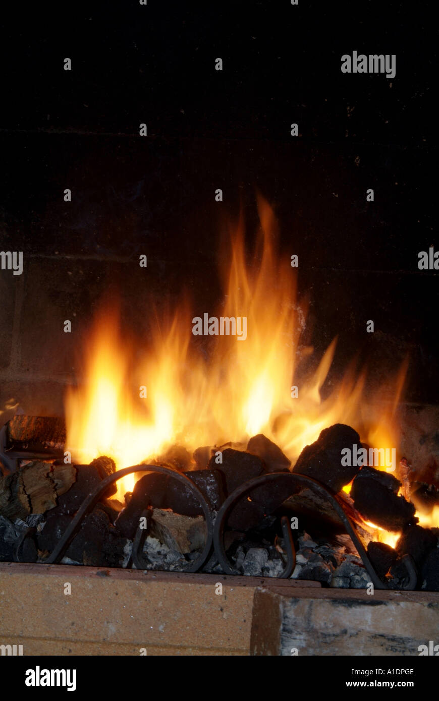 öffnen, Feuer, Flamme, Flammen, brennen, brennen, Kohle, Holz, Log, Protokolle, CO2, Kohlendioxid, Fußabdruck, Fossil, Kraftstoff, Wärme, Licht, Rauch, c Stockfoto