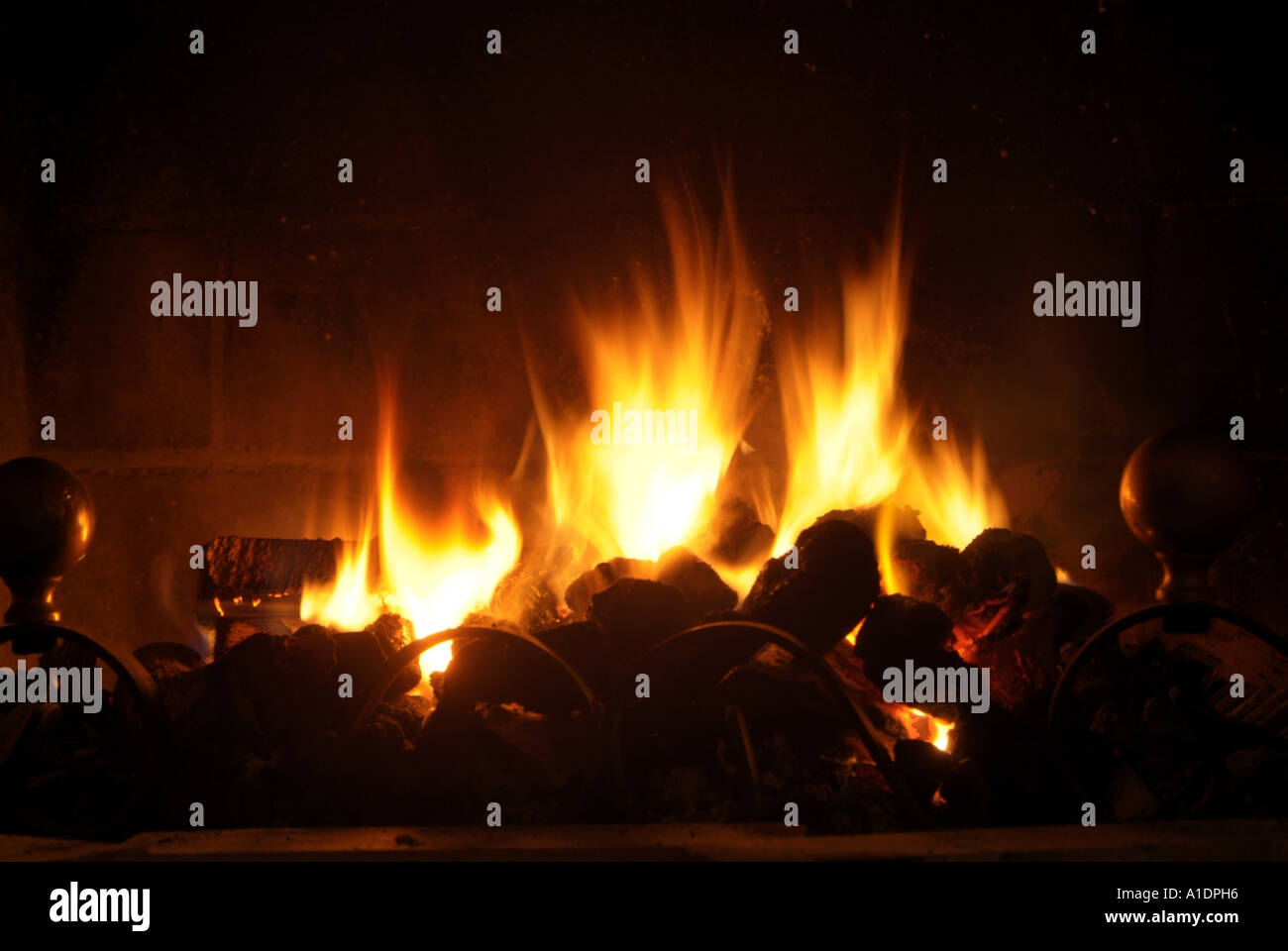 öffnen, Feuer, Flamme, Flammen, brennen, brennen, Kohle, Holz, Log, Protokolle, CO2, Kohlendioxid, Fußabdruck, Fossil, Kraftstoff, Wärme, Licht, Rauch, c Stockfoto