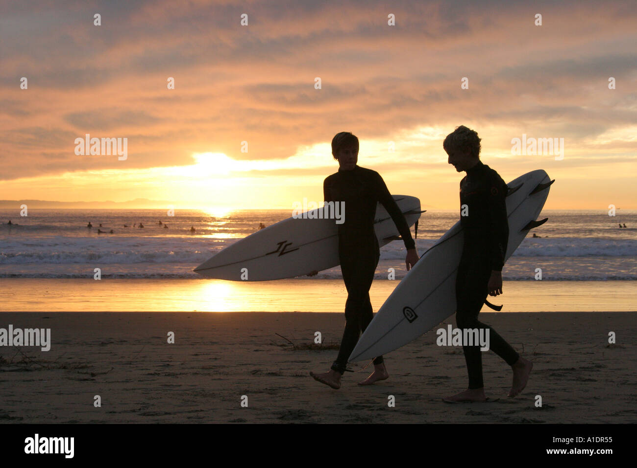 Newport Beach California, Balboa Peninsula, Teenager Teenager Teenager Studenten Surfer, Sonnenuntergang, Natur, Landschaft, Landschaft, Wellen, Wasser Stockfoto