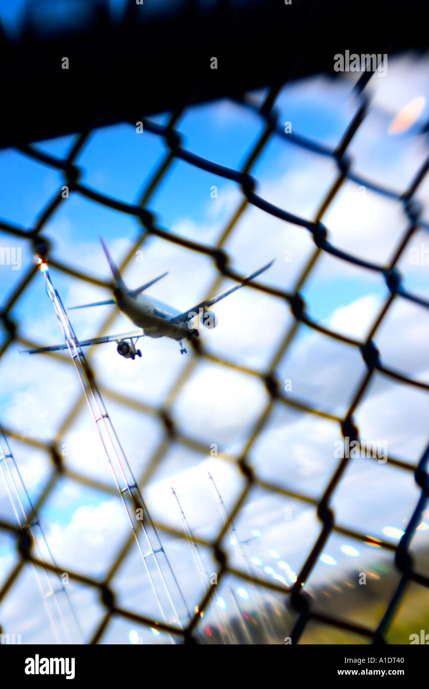 landenden Flugzeuge durch Sicherheits-Tor gesehen Stockfoto