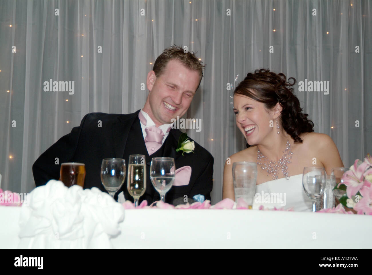 Braut und Bräutigam, lachen, während die, besten, mans, Rede, Spaß, lustig, Stockfoto