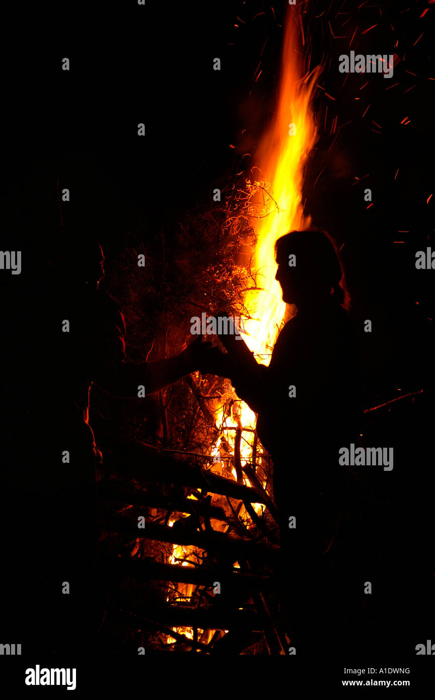 Weibliche Frau Gesicht Figur Körper vor der großen Flamme Feuer Flamme in Nacht, Spirit of Nature-Rave-Party in der Slowakei, Sommer 2006 Stockfoto