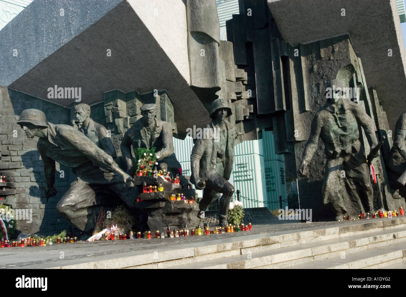 Denkmal des Warschauer Aufstandes in der Altstadt, Mazowieckie, Mazowsze, Polen. Bronzestatuen von Soldaten und Aufständischen mit Gedenkkerzen. Stockfoto