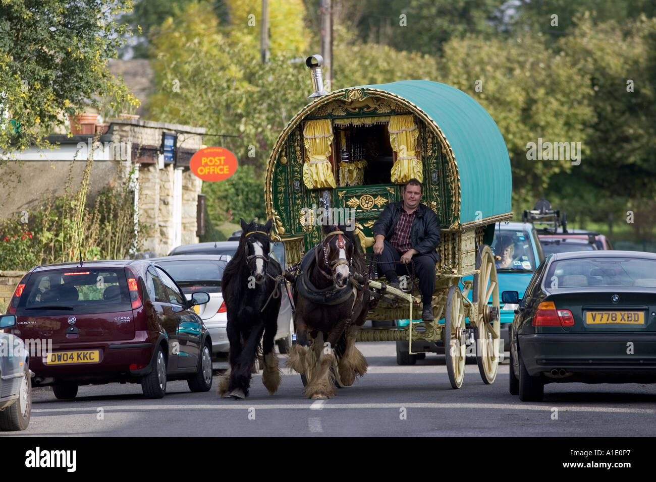 Autos überholen Shire Horse gezogenen Zigeunerwagen auf Landstraßen Stow auf die würde Gloucestershire Vereinigtes Königreich Stockfoto