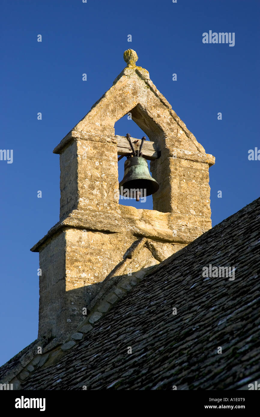 Glocke s Turm der St. Oswald Kirche in Widford Cotswolds Oxfordshire UK Stockfoto