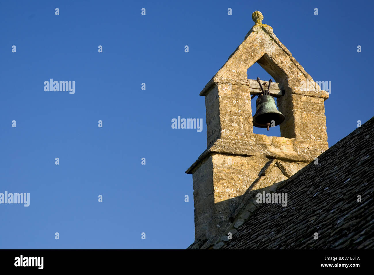 Glocke s Turm der St. Oswald Kirche in Widford Cotswolds Oxfordshire UK Stockfoto