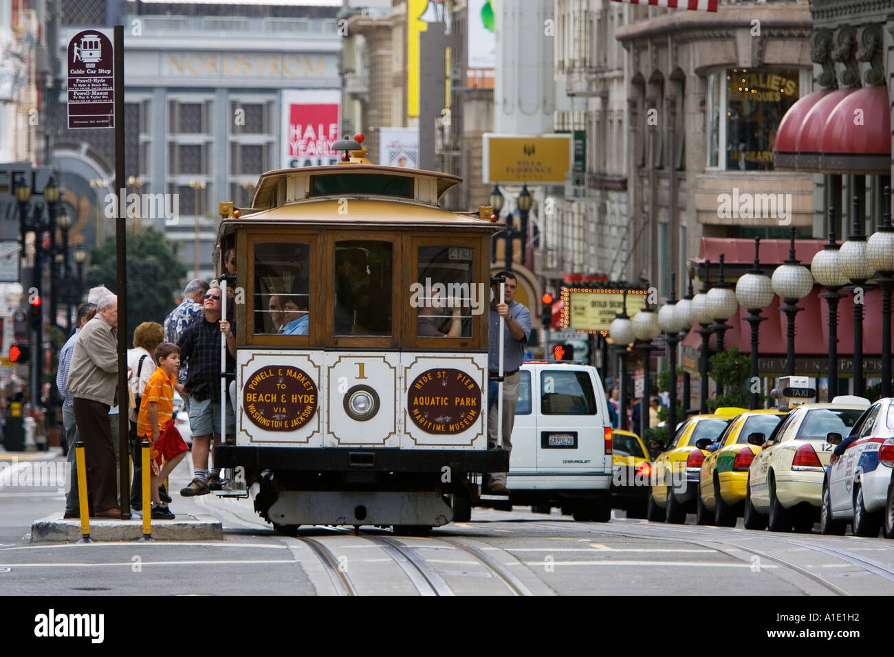 San Francisco Cable Car stoppt, um Passagiere an Bord California Vereinigte Staaten von Amerika Stockfoto