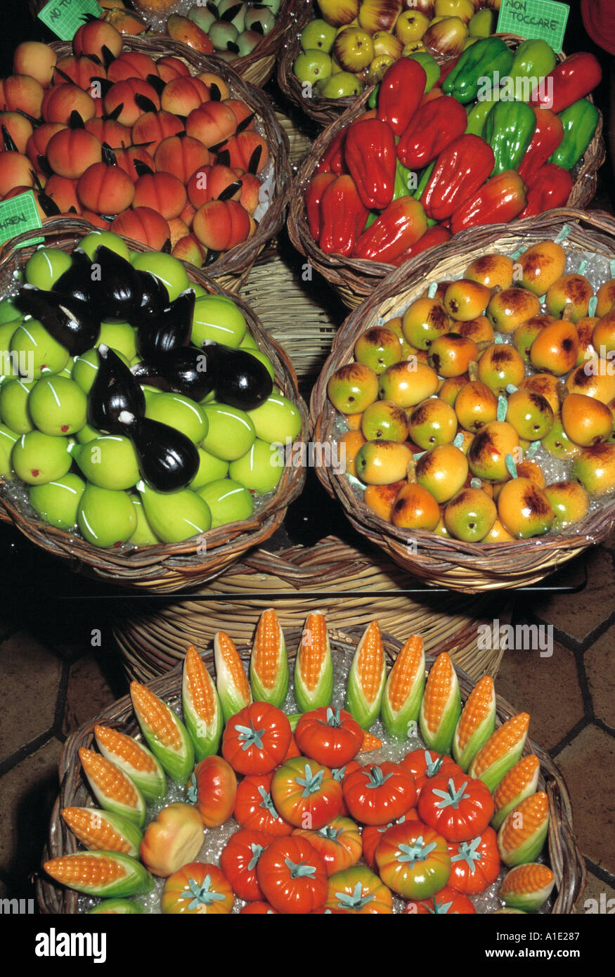 Marzipan Fruit Sicily Stockfotos &amp; Marzipan Fruit Sicily Bilder - Alamy