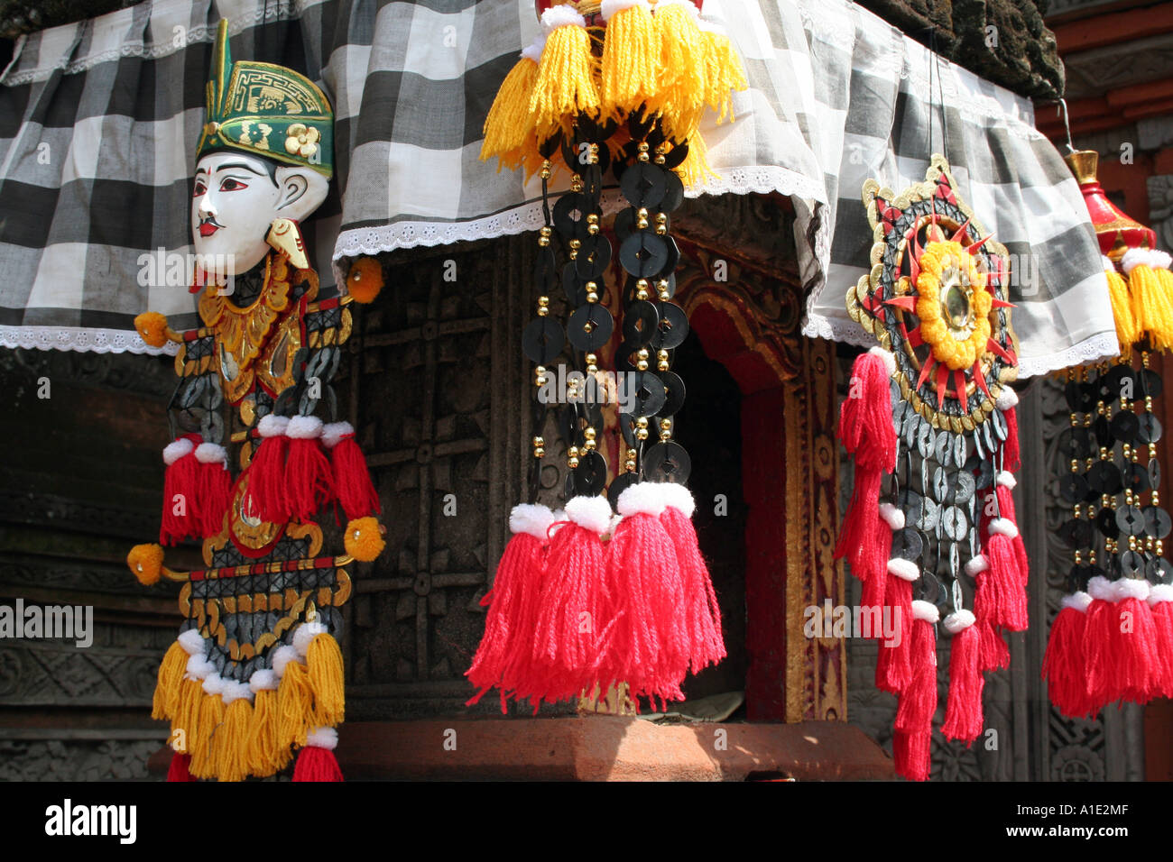 Bunte Anhänger schmücken einen Schrein in Ubud-Bali Stockfoto