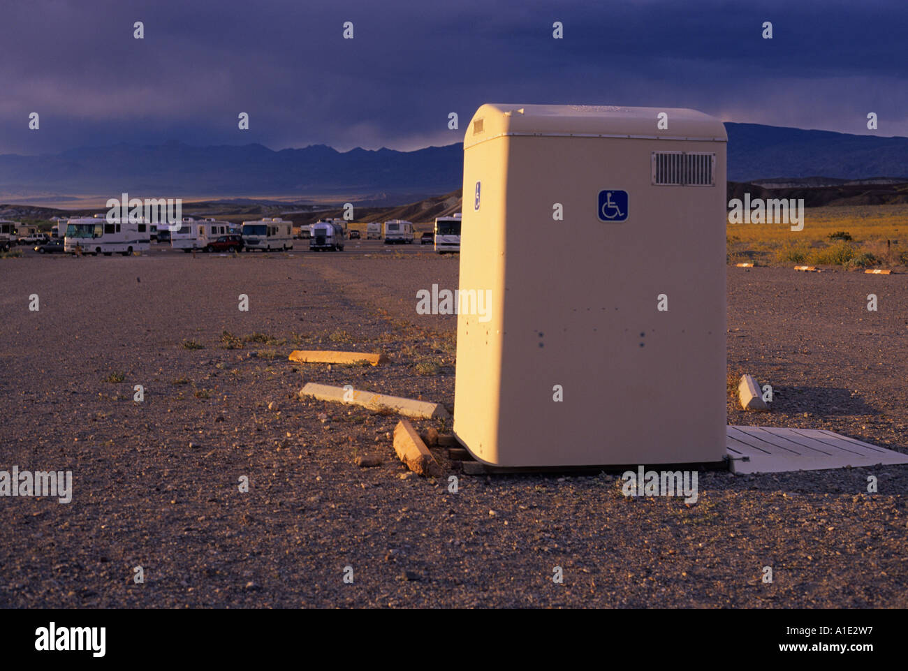 Tragbare Toilette, Death Valley Nationalpark, Kalifornien Stockfoto