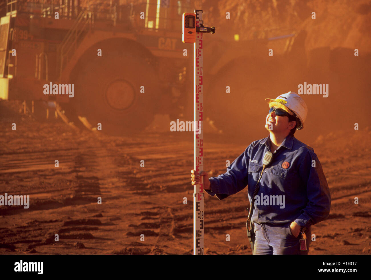 Aborigines Arbeiter Triscilla glauben Holborow Plant Operator Hamersley iron Ore Mine WA Western Australia Stockfoto