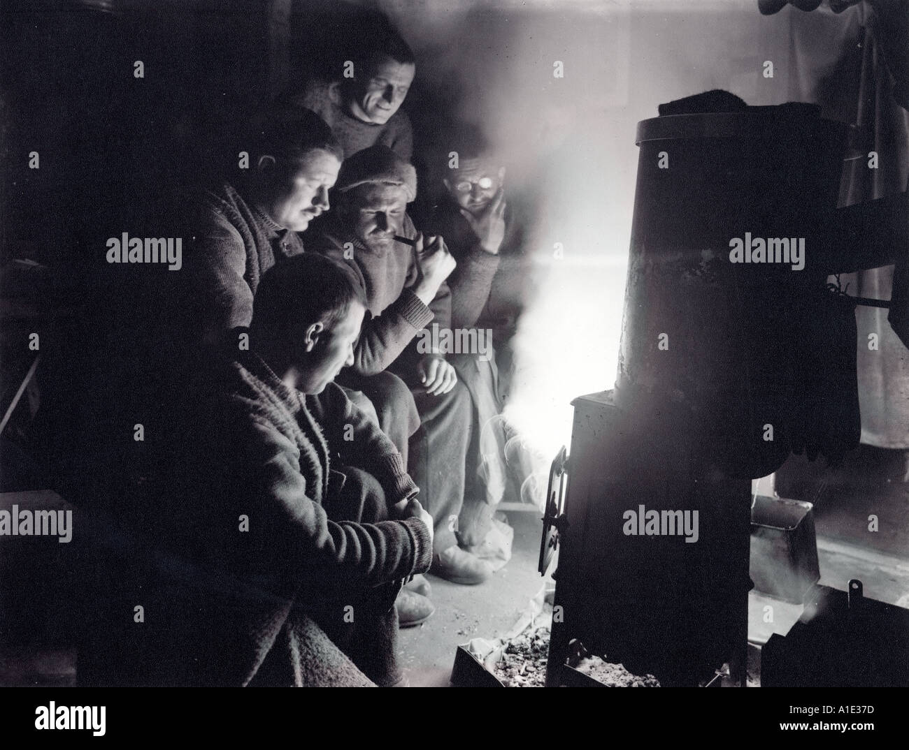 Die Nachtwächter-s-Geschichte in der Offiziersmesse oder Ritz der Ausdauer Imperial Trans Antarctic Expedition Stockfoto