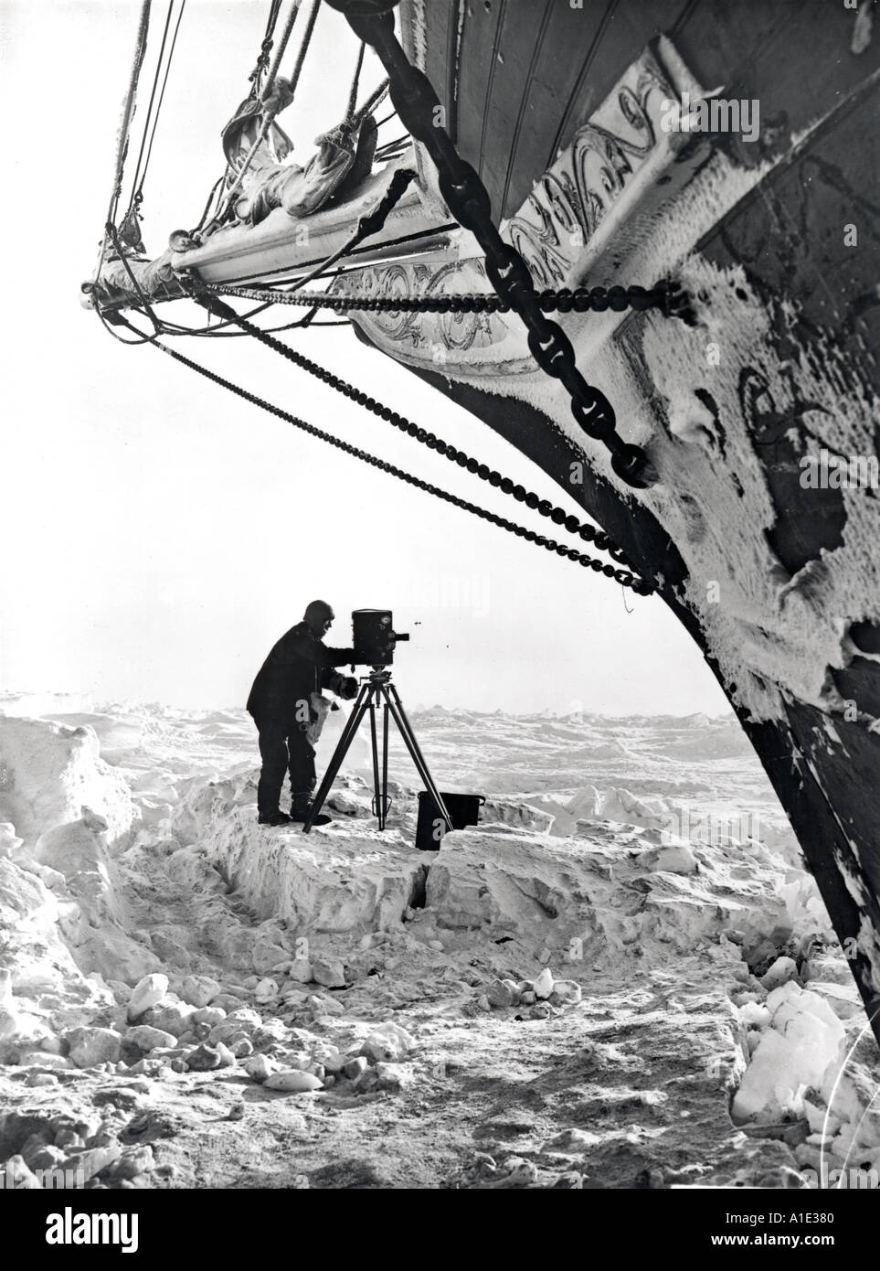 Frank Hurley mit der Filmkamera auf dem Eis unter dem Bogen der Ausdauer Imperial Trans Antarctic Expedition Stockfoto