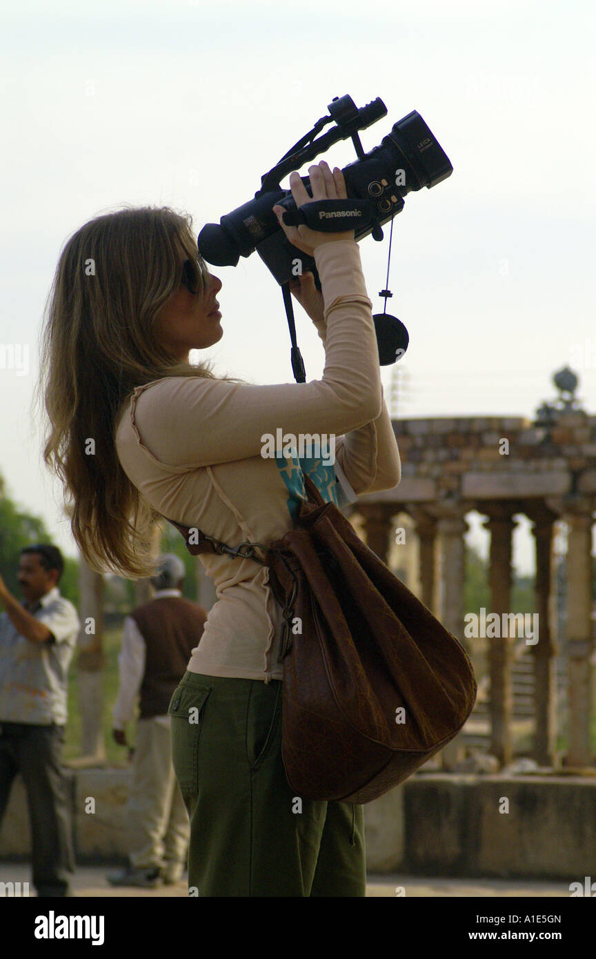 Western kaukasischen jungen 20 s 30 s Frau Tourist mit Film Kamera filmt in Qutb Minar in Neu-Delhi, Indien Stockfoto