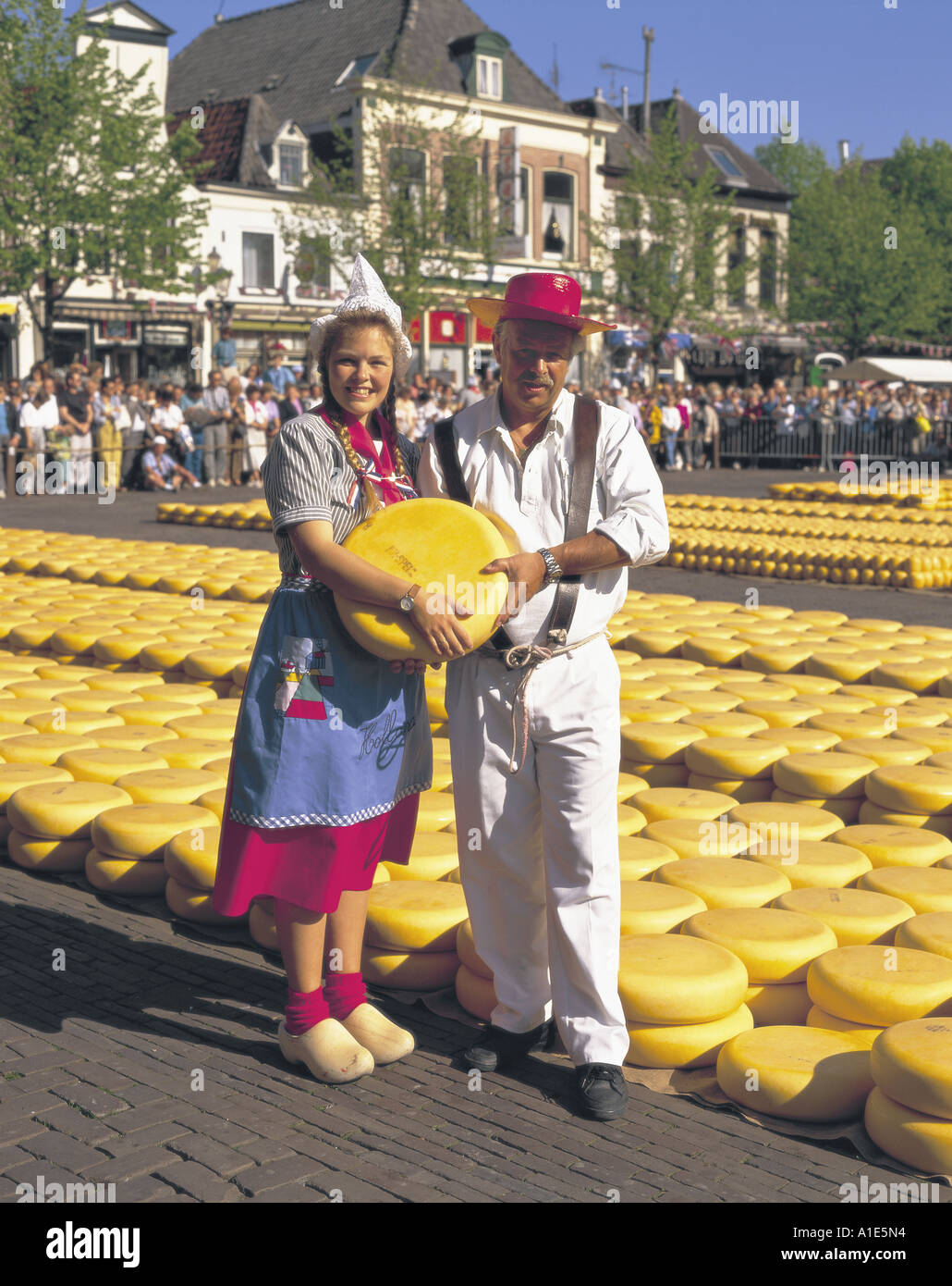 Niederländische Mann und Frau in traditioneller Kleidung in Alkmaar Käsemarkt, Holland Stockfoto