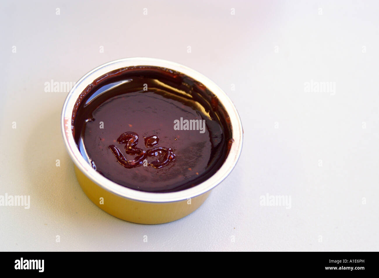 Heilige AUM OM hindu anmelden Marmelade jar versehentlich selbst gemacht auf Marmelade Oberfläche - wahre Wunder Stockfoto