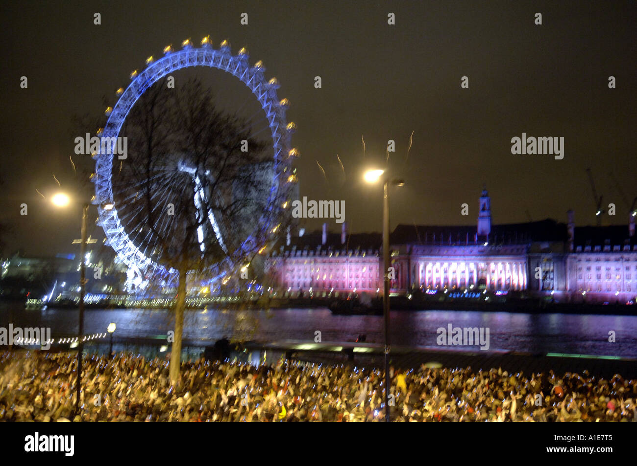 horizontale Silvester Feier London England Stadt Nacht Hauptstadt Display London Eye Thames River Massen Massen Menschen Col Stockfoto