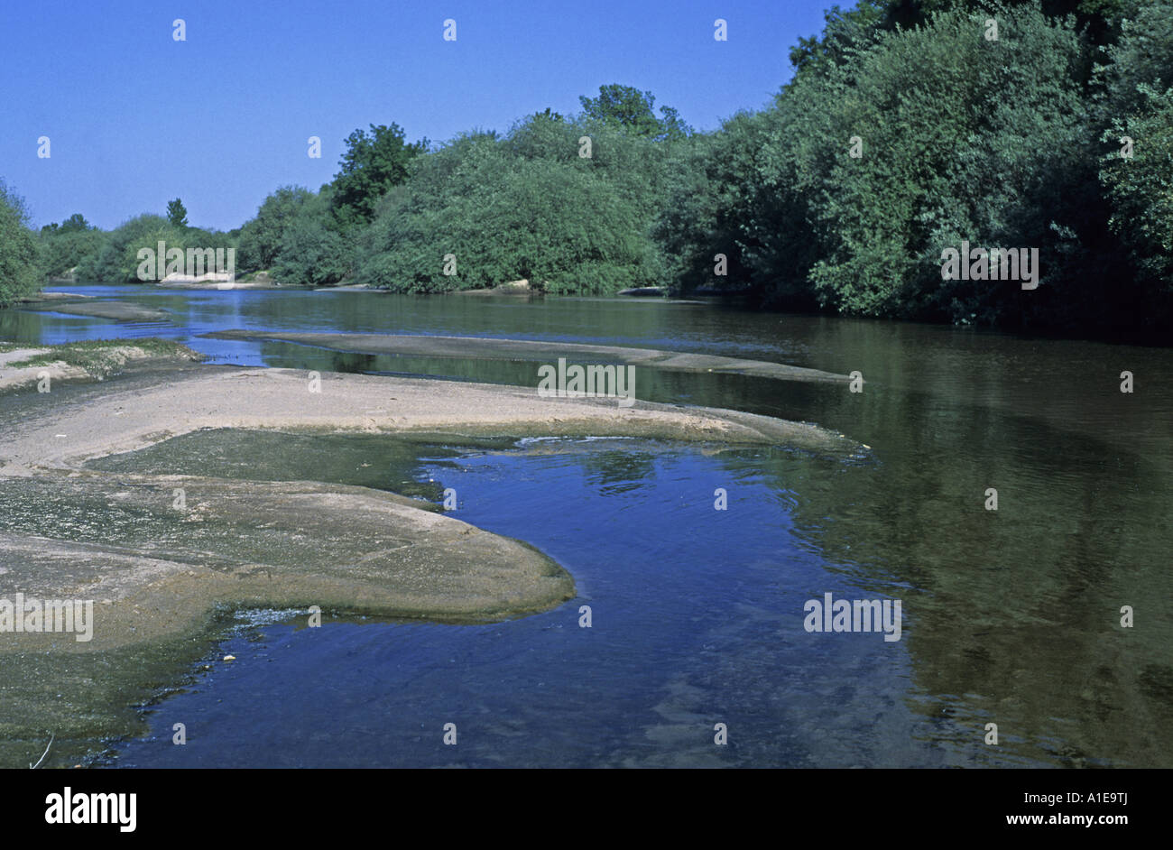 Fluss-Landschaft mit Sandbänken im Sommer, Spanien Stockfoto