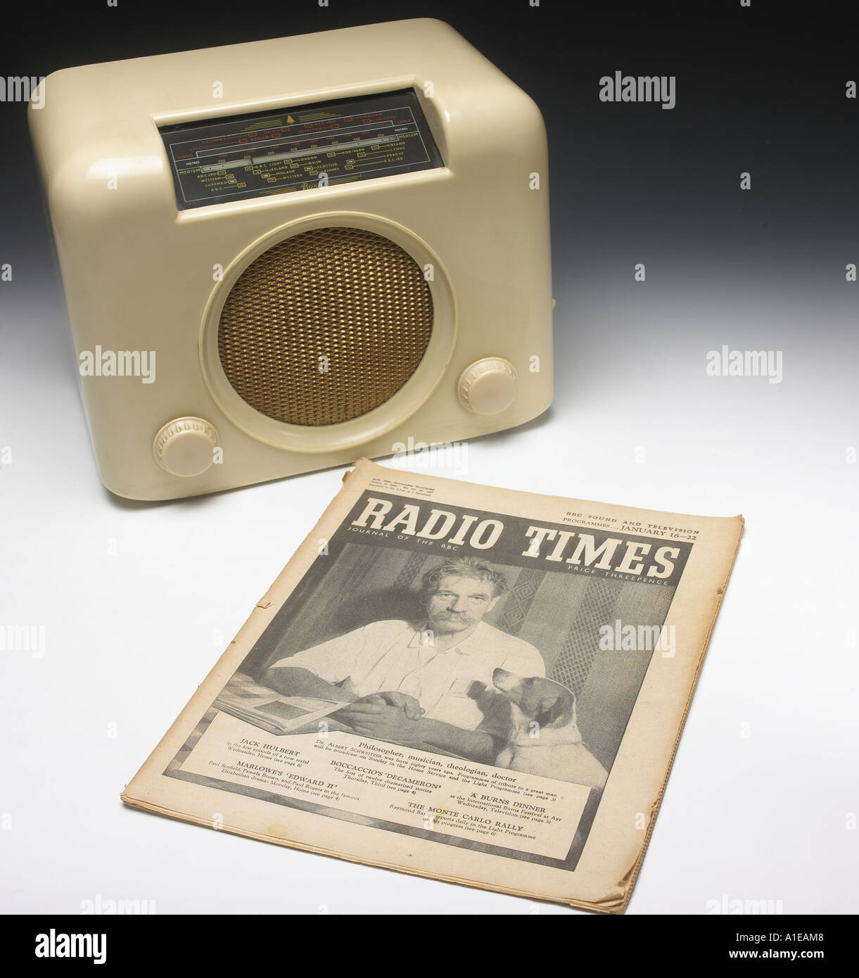 Antike Bush Radio und alte Ausgabe der Radio Times Stockfoto