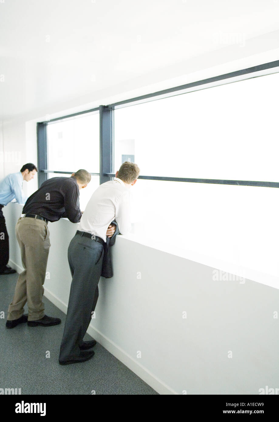 Drei Unternehmer stützte sich auf Balkon im Bürogebäude Stockfoto