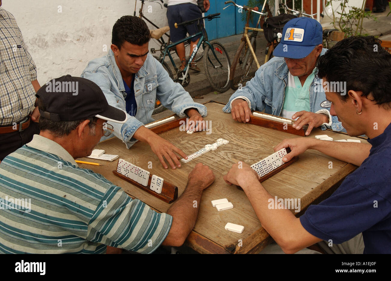 Gruppe von Männern spielen Dominos Havanna Kuba Stockfoto