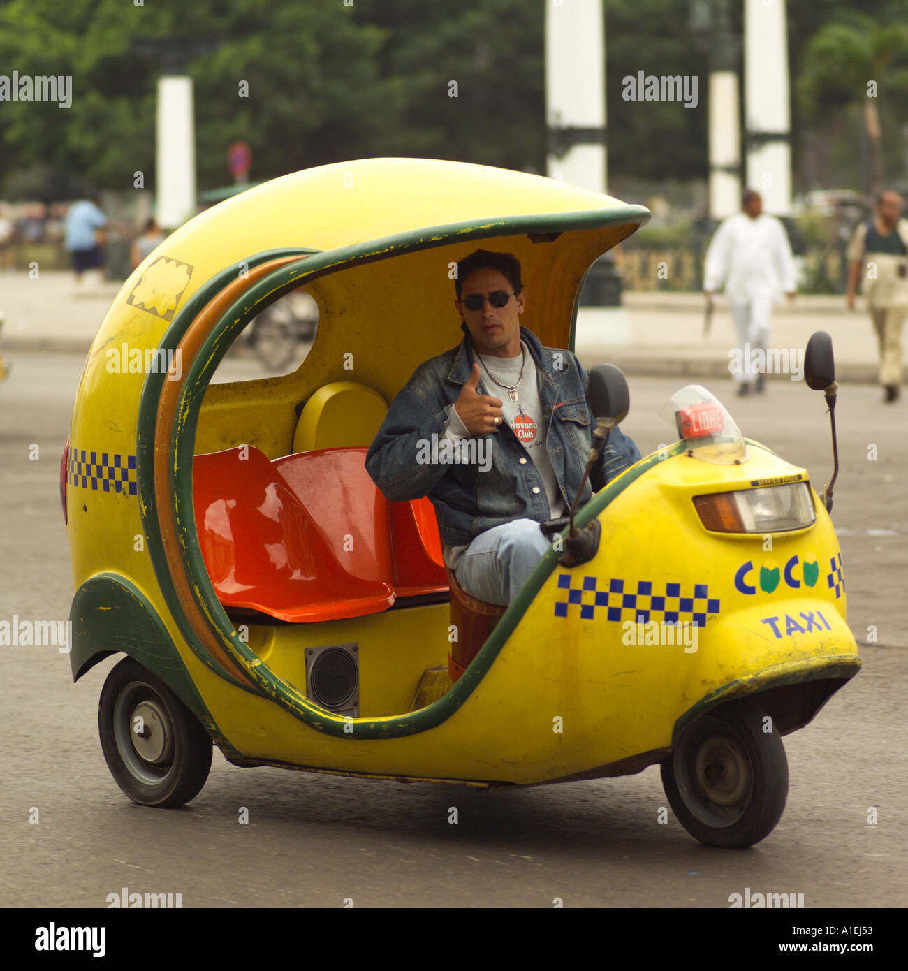 Porträt eines Mannes sitzend in einem Roller Taxi Havanna Kuba  Stockfotografie - Alamy